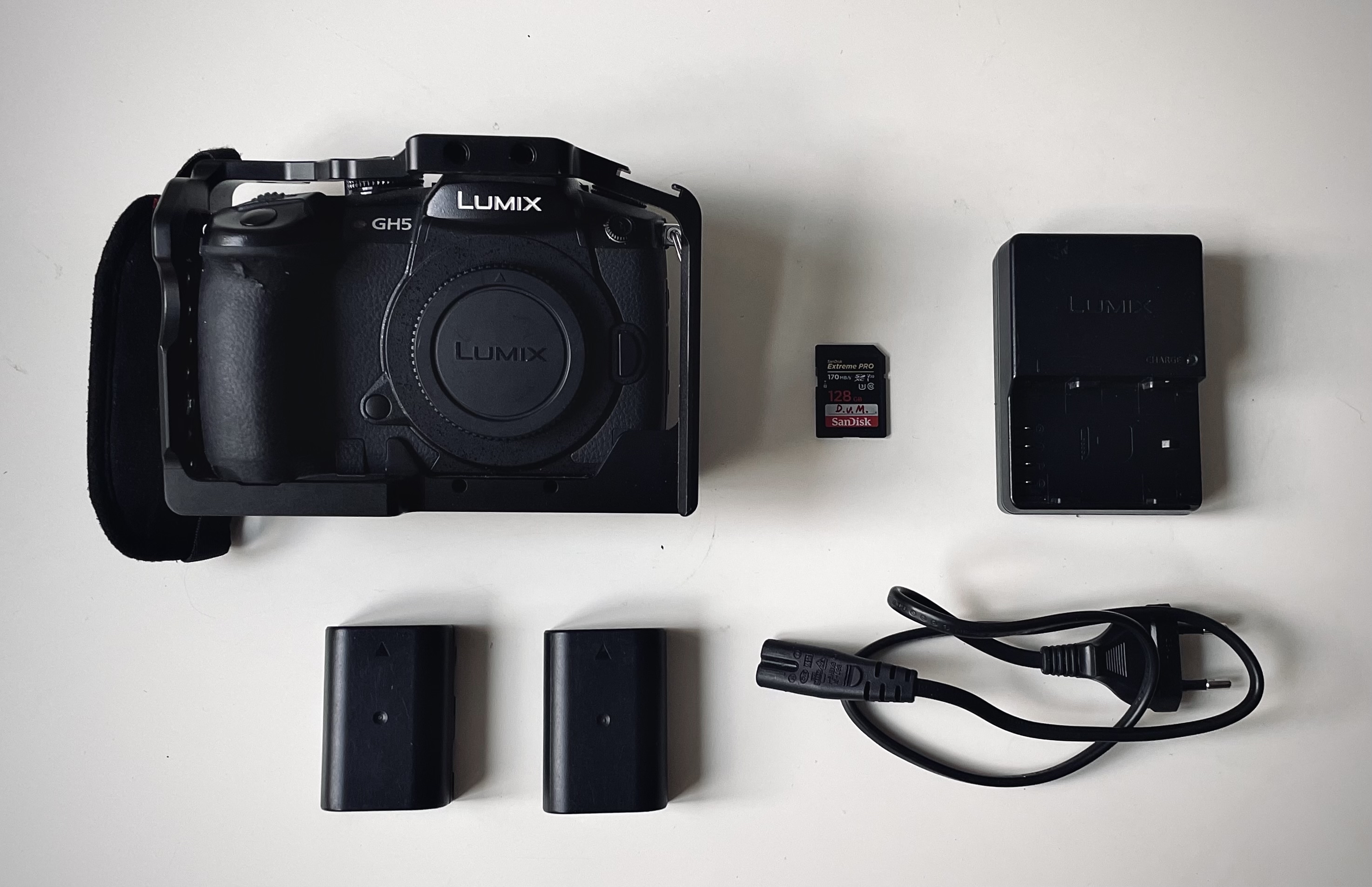 Panasonic lumix gh5-hus med cage, laddare, 2 batterier och 128gb minneskort