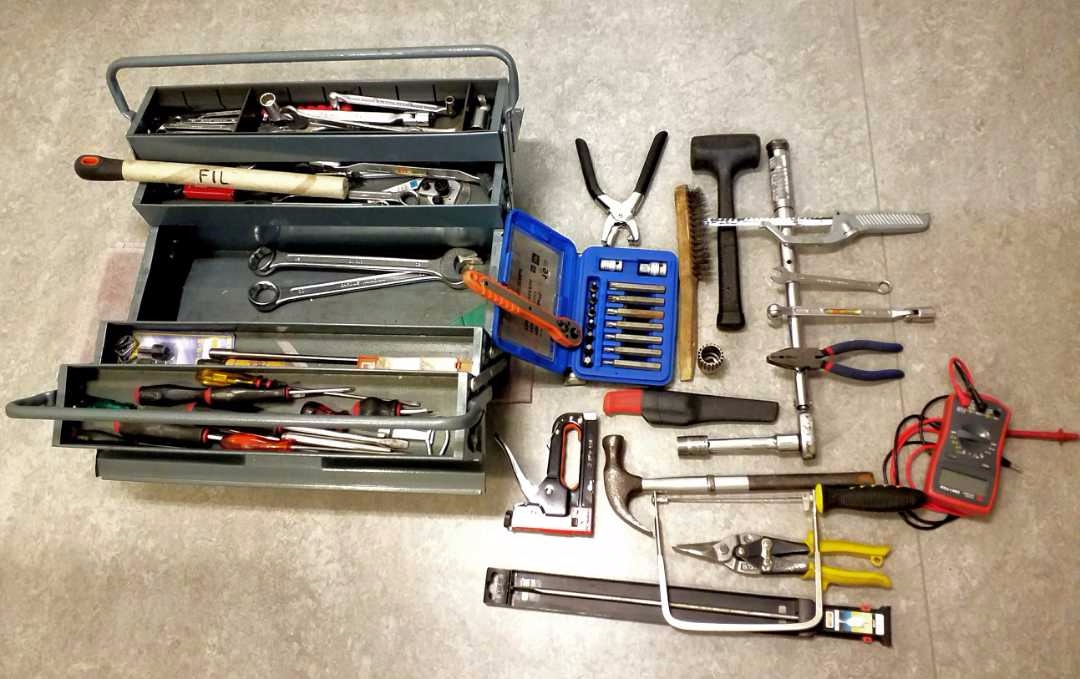 Verktygslåda med diverse handverktyg
