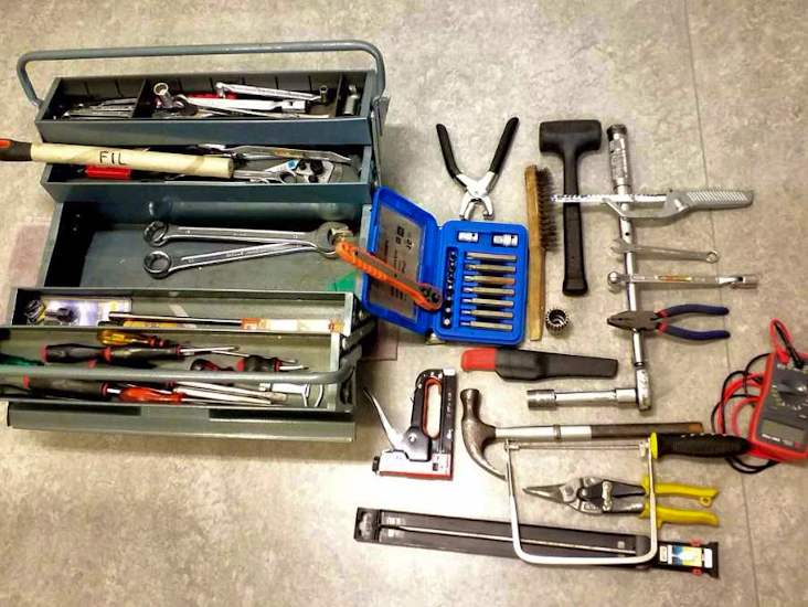 Verktygslåda med diverse handverktyg