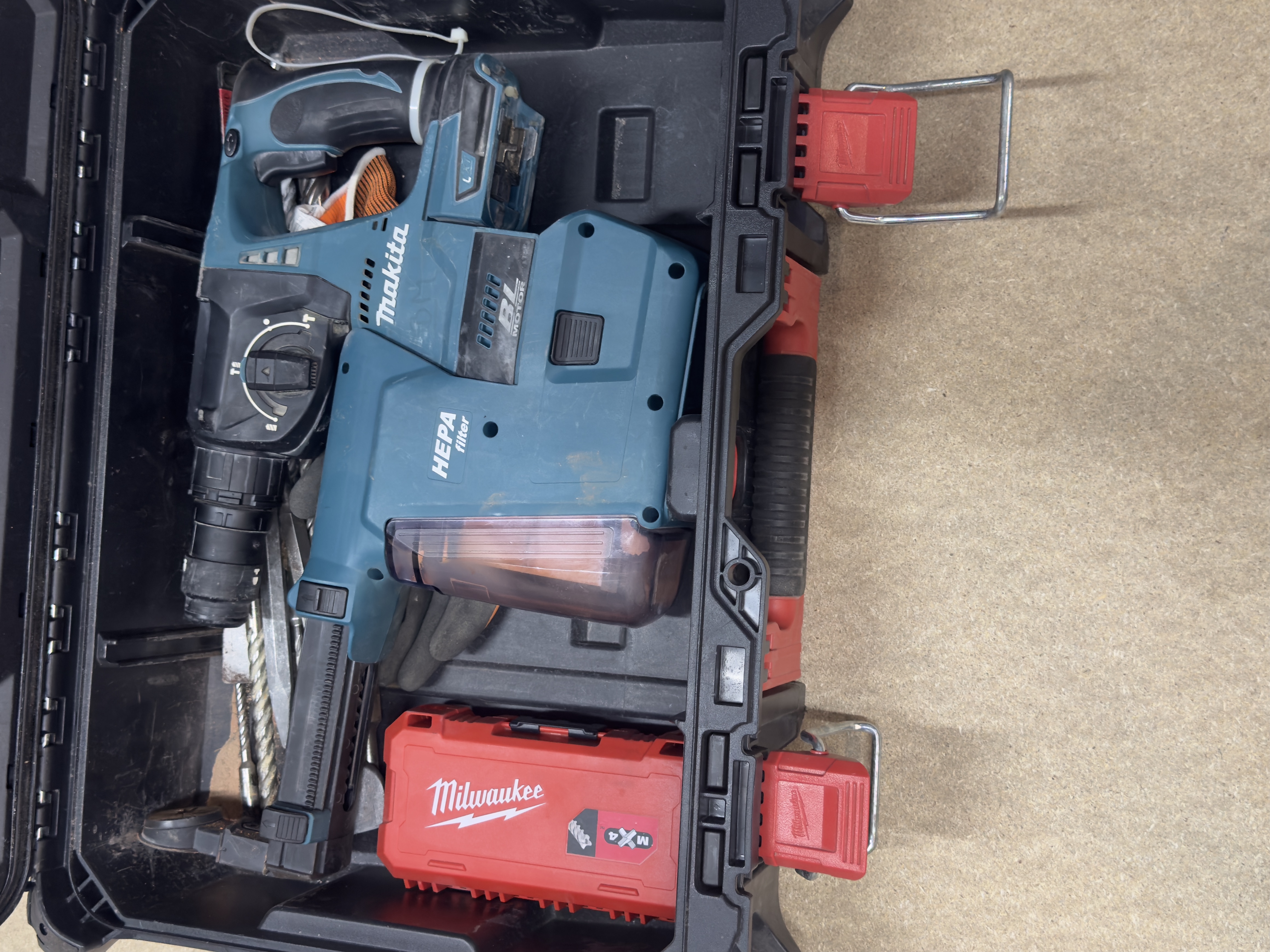 Makita borehammer med støvsuger på  batteri