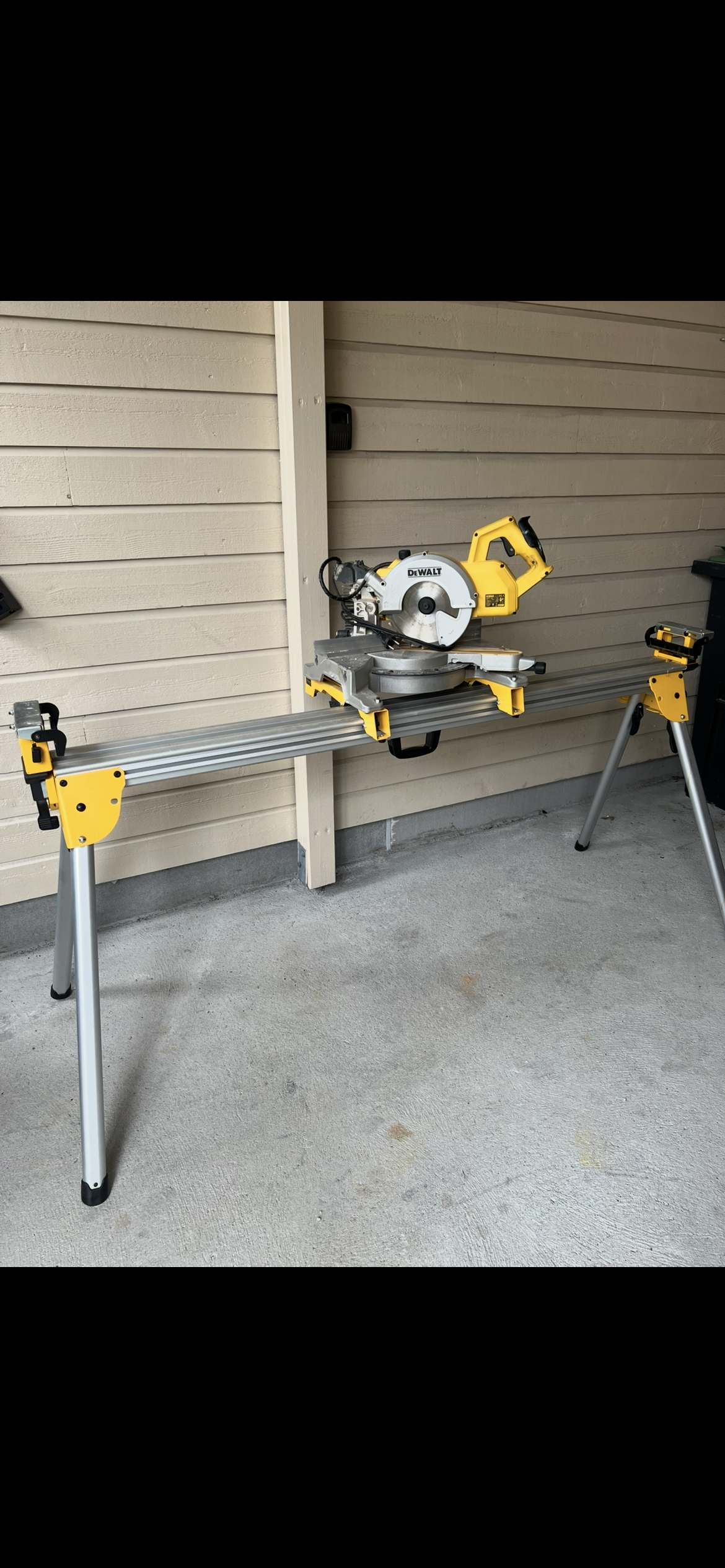 Dewalt kapp- og gjærsag med stativ
