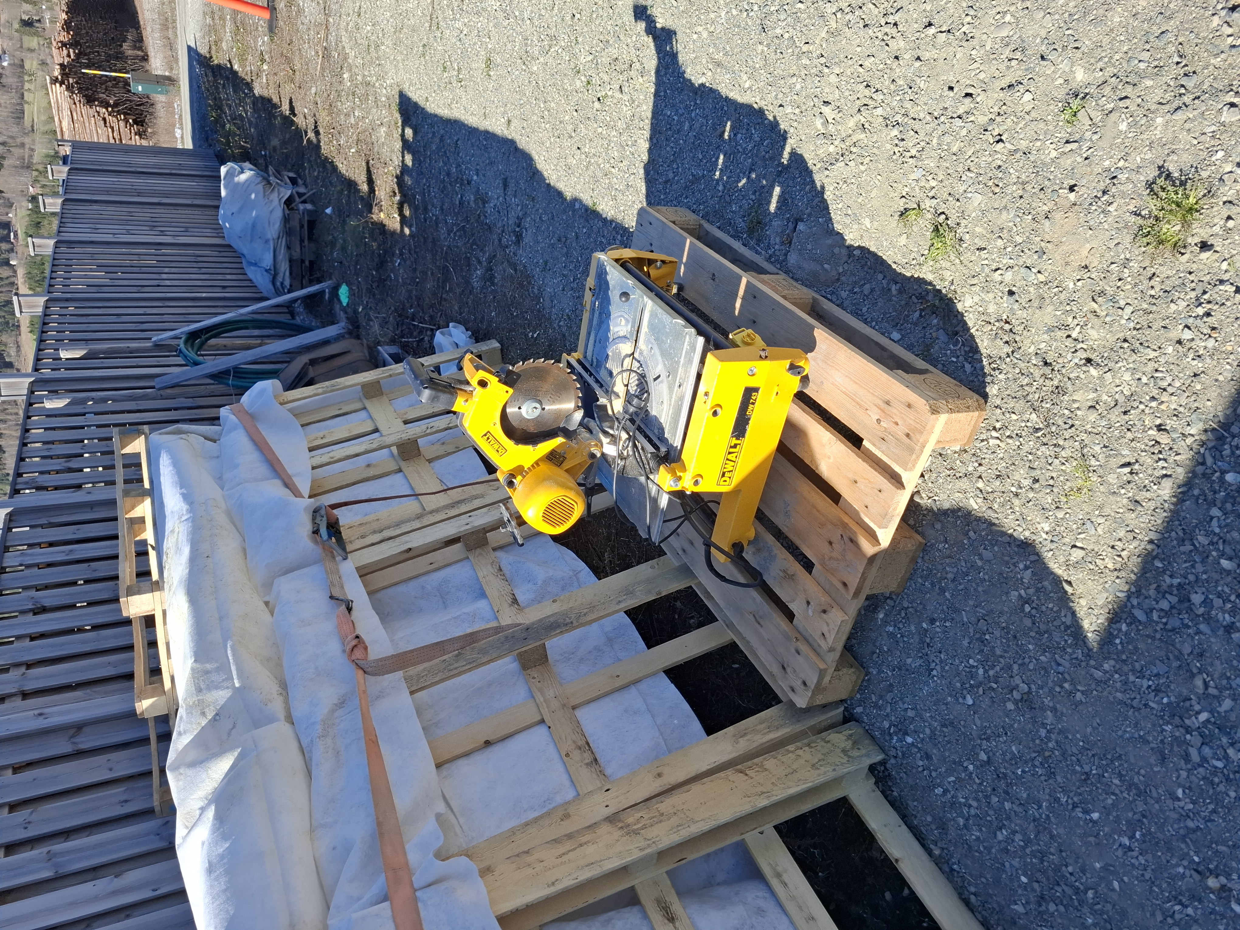 Dewalt kapp/gjær/kluv - sag med rullebord.