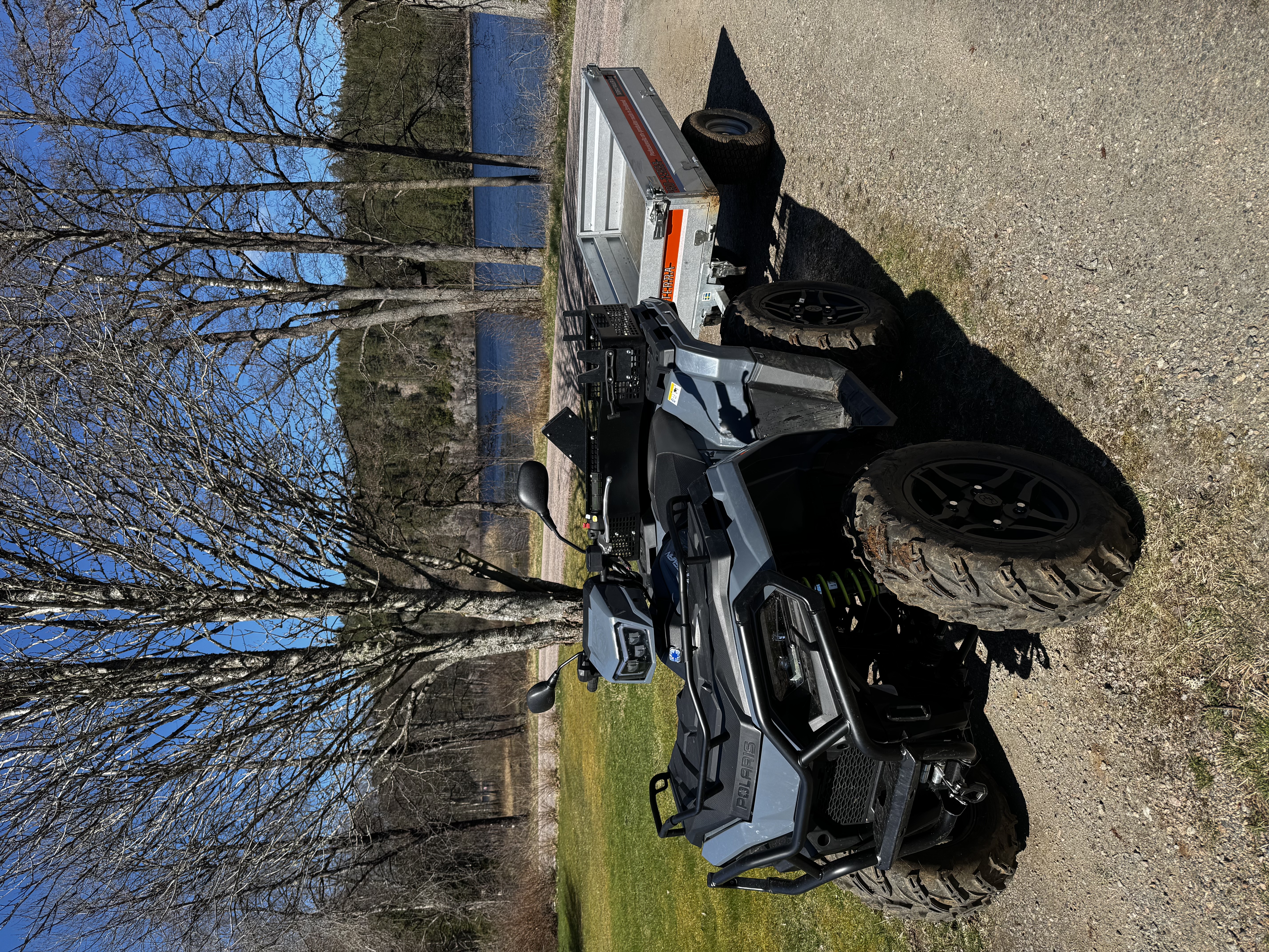 Polaris sportsman 570 efi (2026) – komplett paket med tippvagn, vinsch och plog vintertid