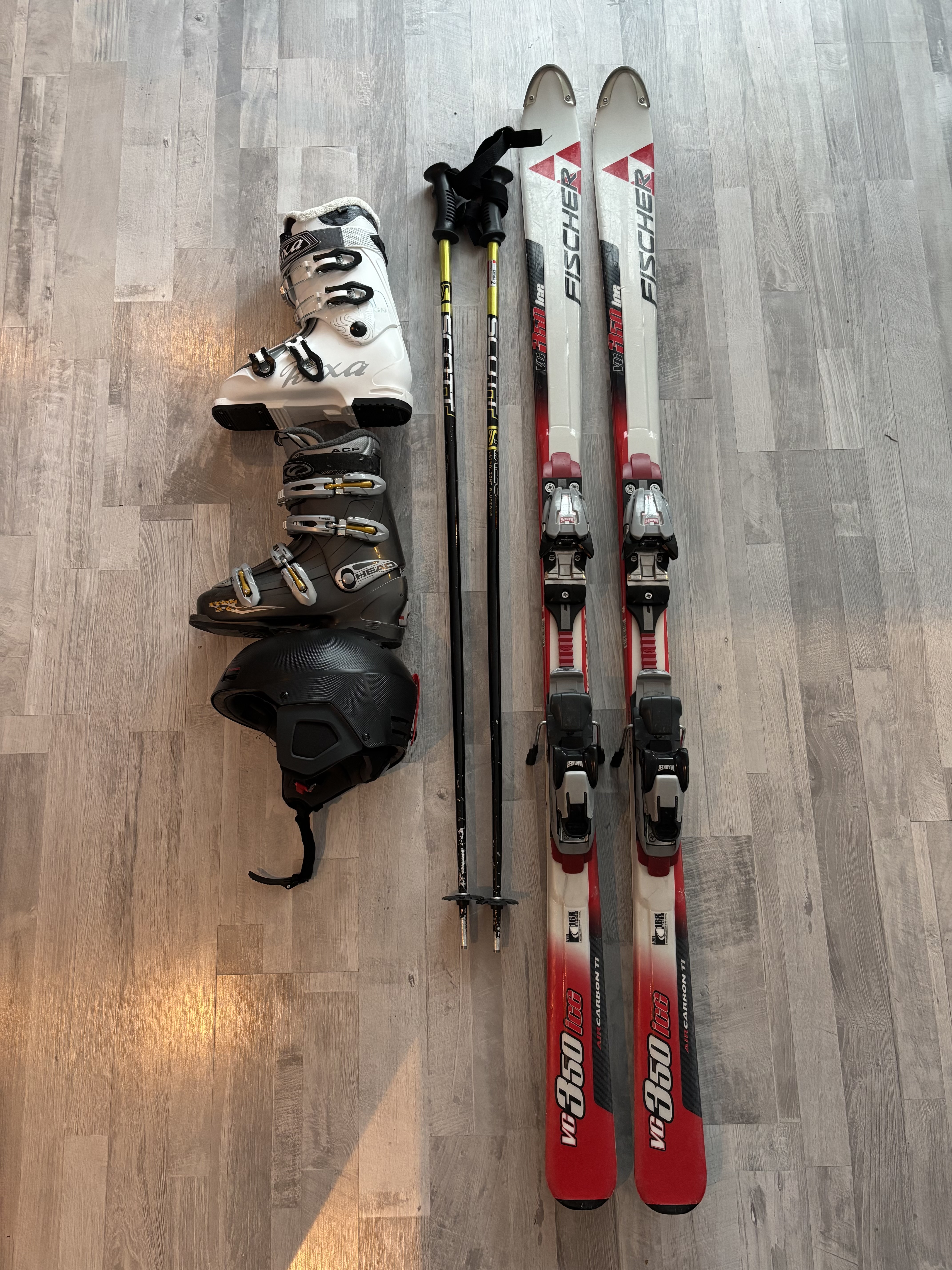 Skidor, pjäxor, stavar och hjälm