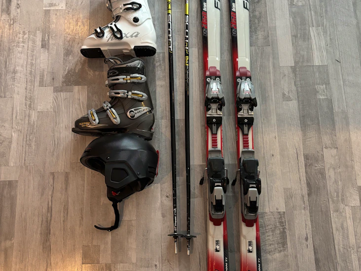 Skidor, pjäxor, stavar och hjälm