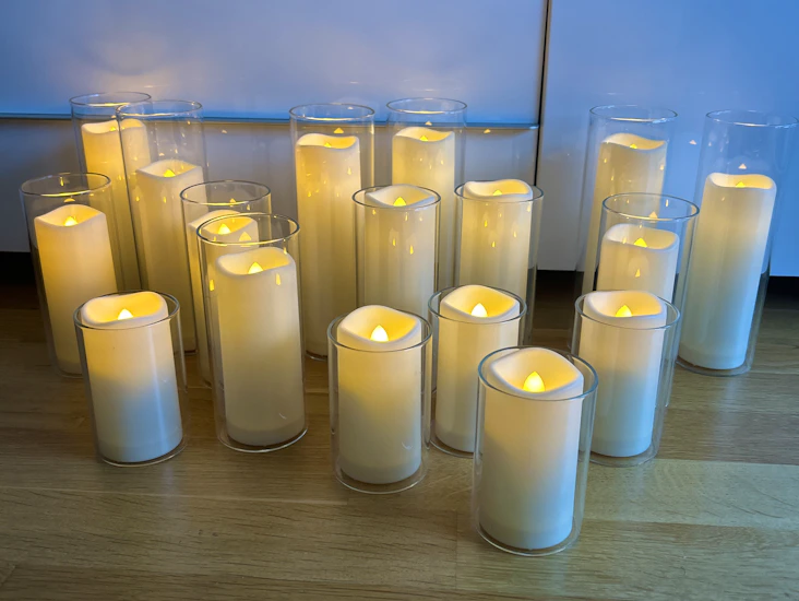 Glascylindrar med batteridrivna ljus