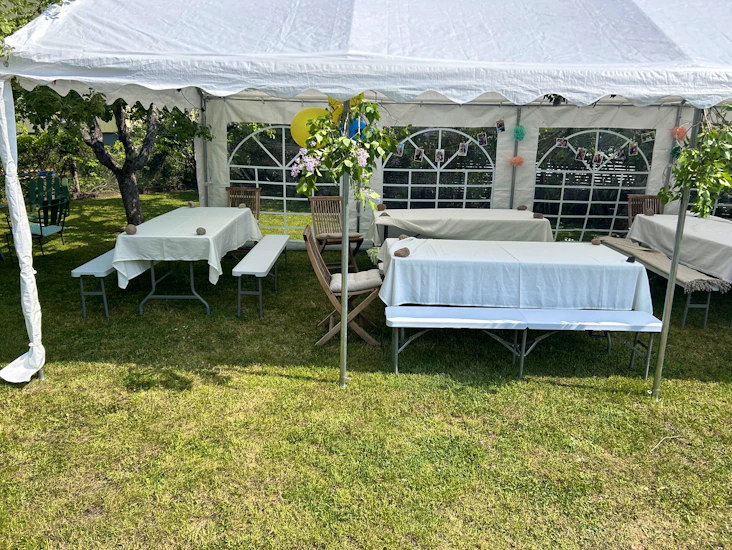 2st vita fällbara bord med 4st fällbara bänkar + 2st ståbord