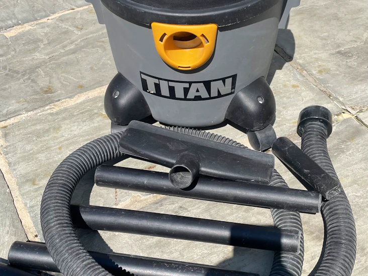 Titan 240v wet & dry vacuum cleaner and leaf blower