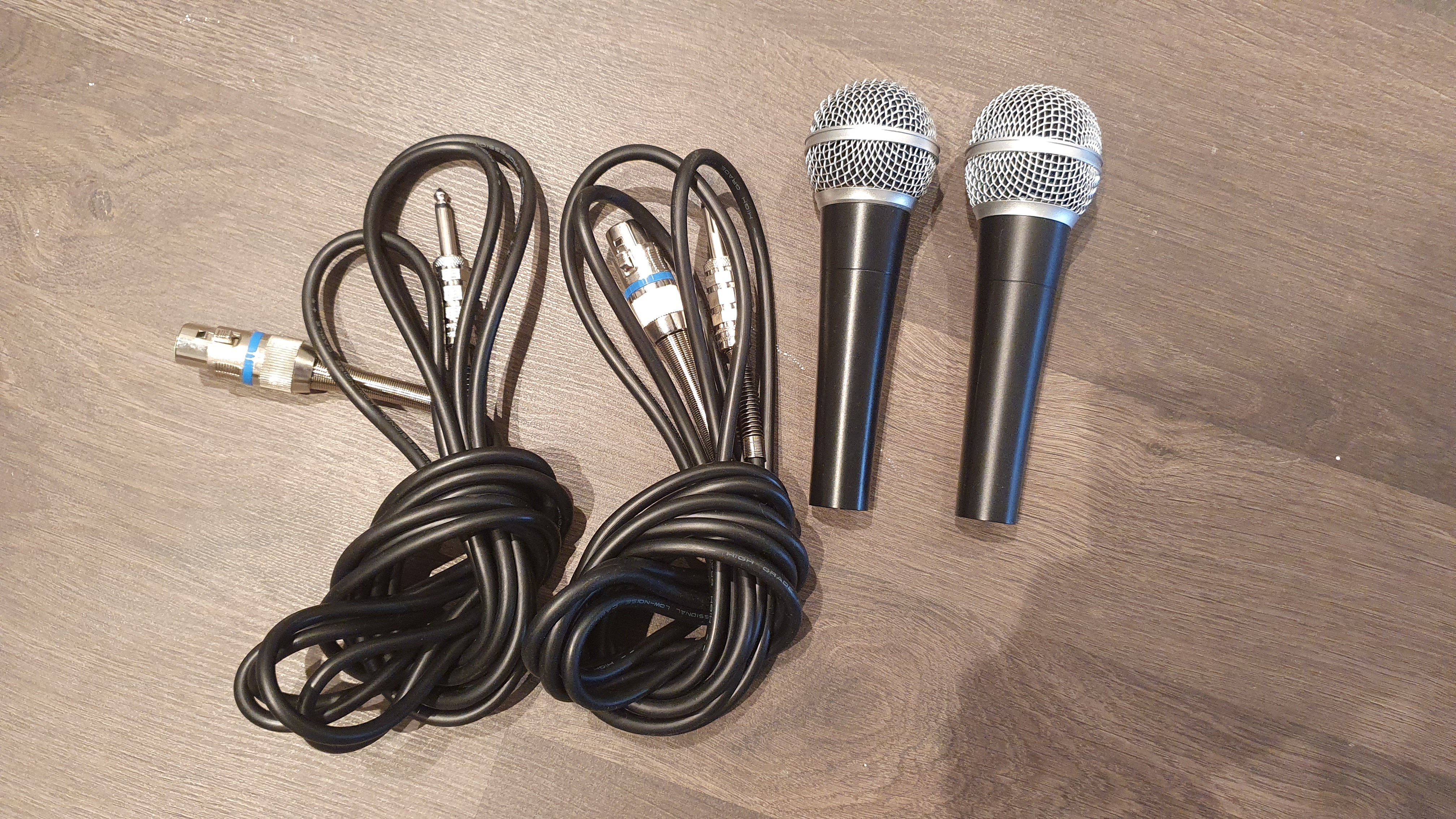 2 mikrofoner med kabel til høytaler