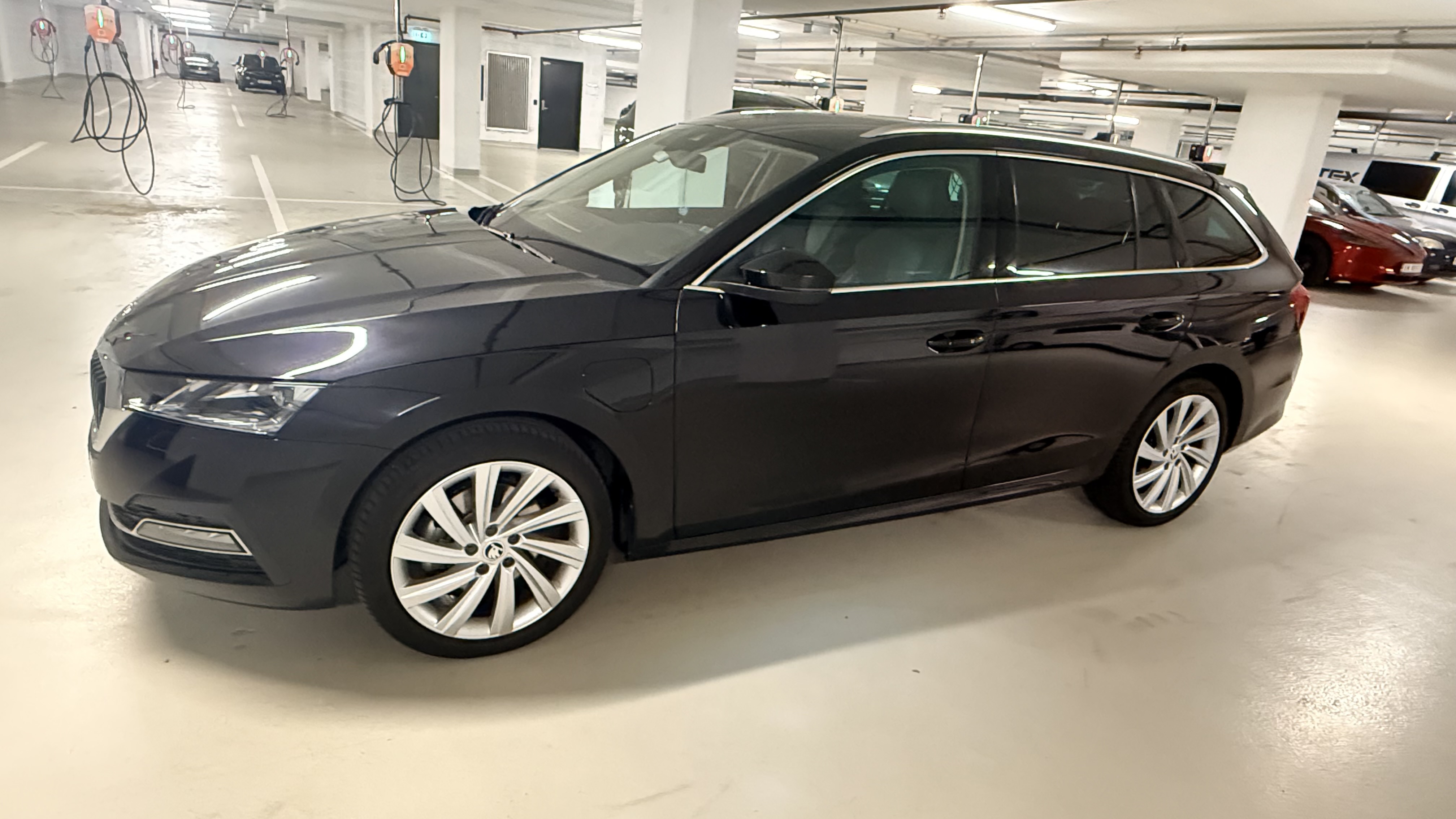 Škoda octavia combi plug-in hybrid – romslig familiebil med automatgir