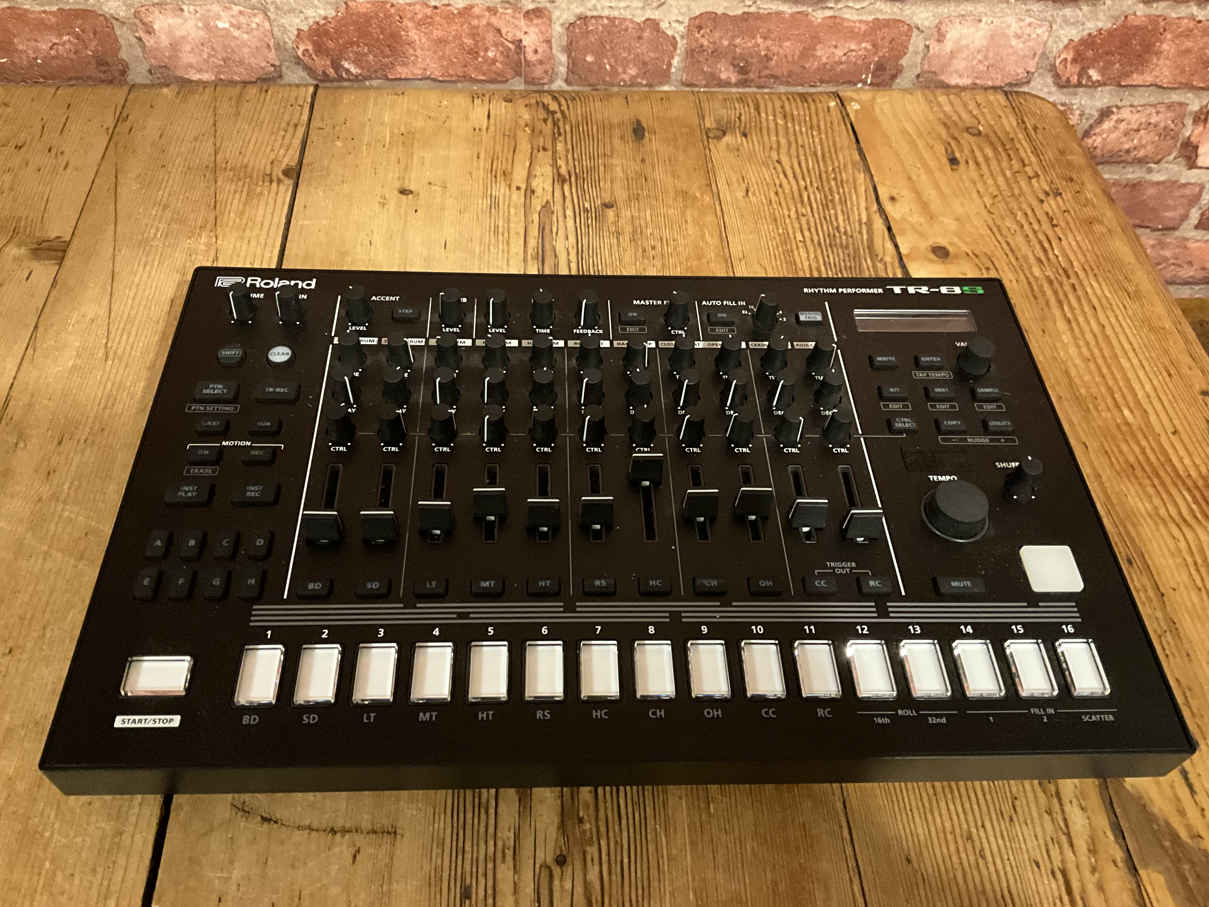 Roland tr8s drum machine