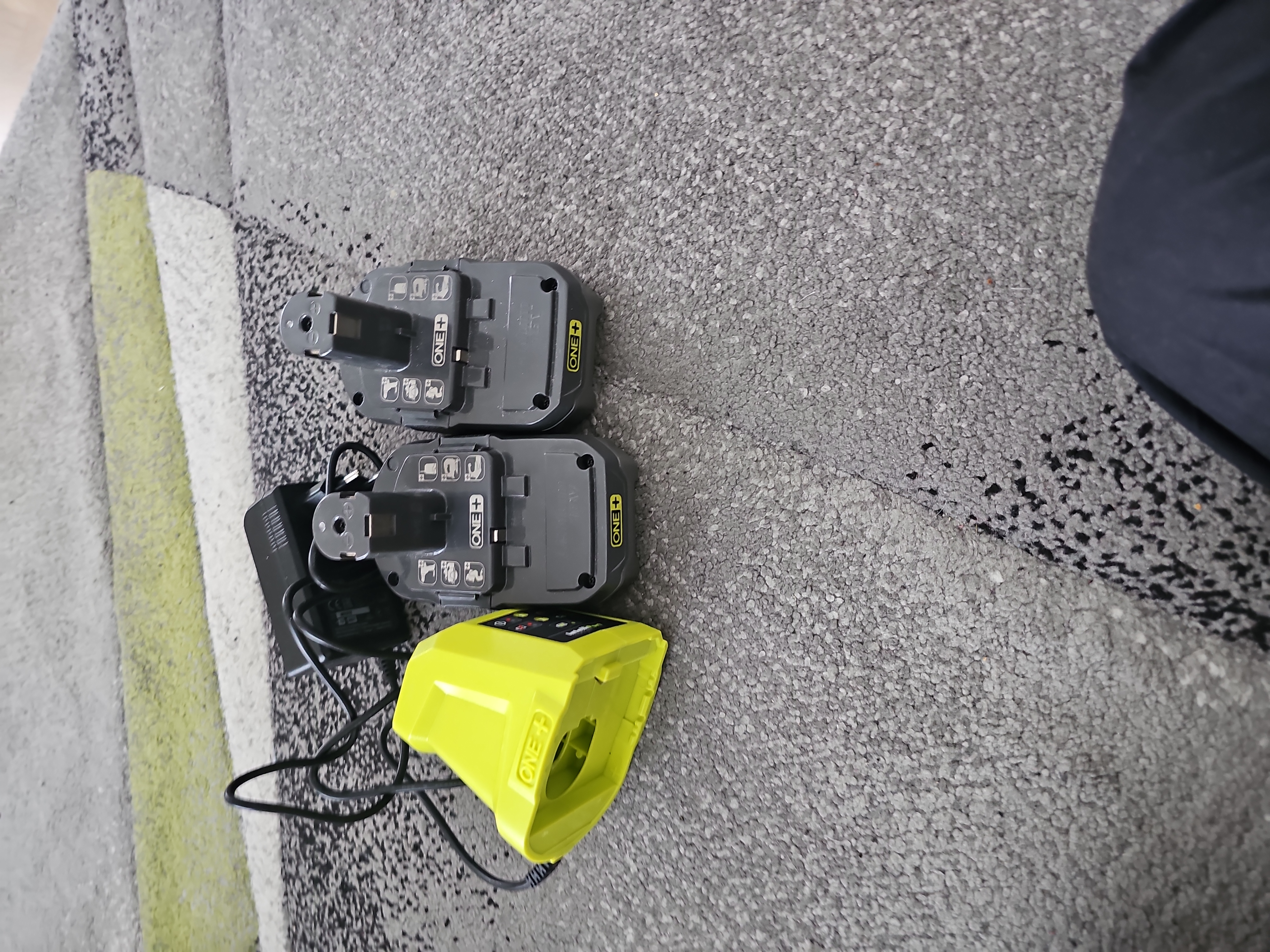 2 stycken ryobi batteri med laddate