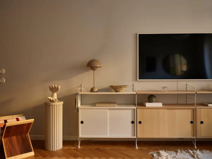 Egendesignat tidningsställ i olika träslag