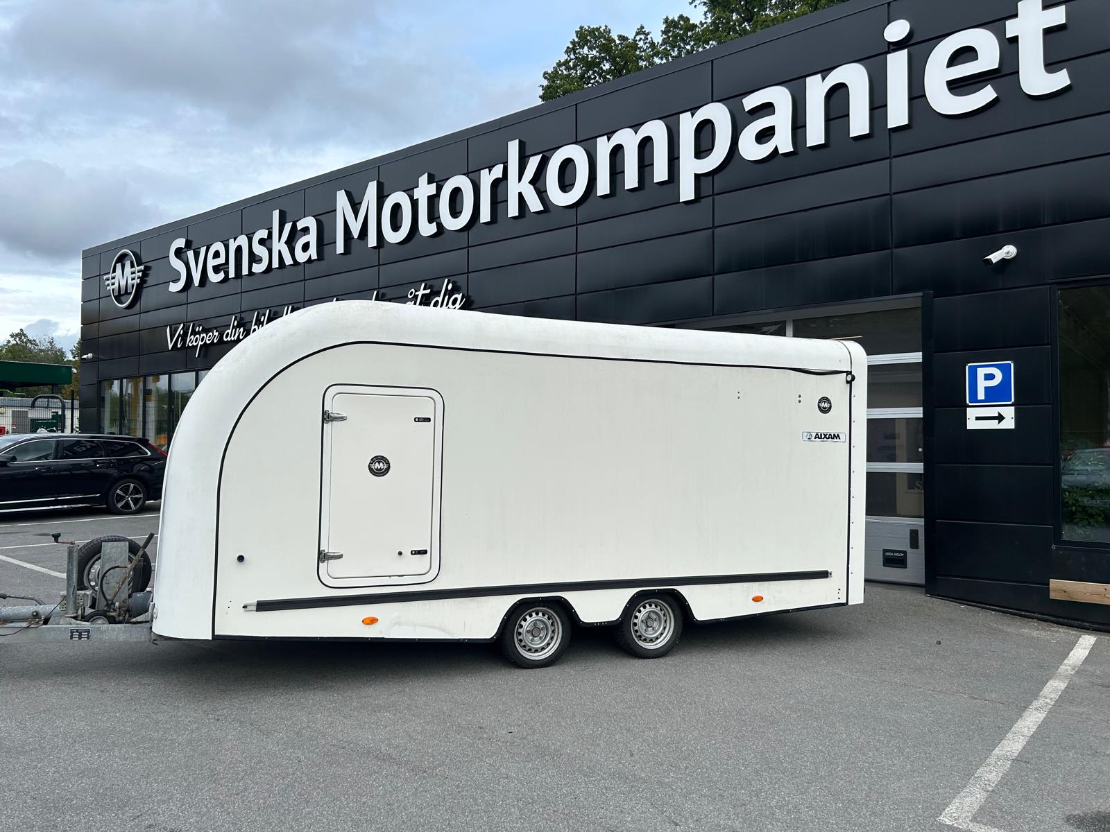  stort hydrauliskt tiltbart kåpsläp / täckt biltransport uthyres
