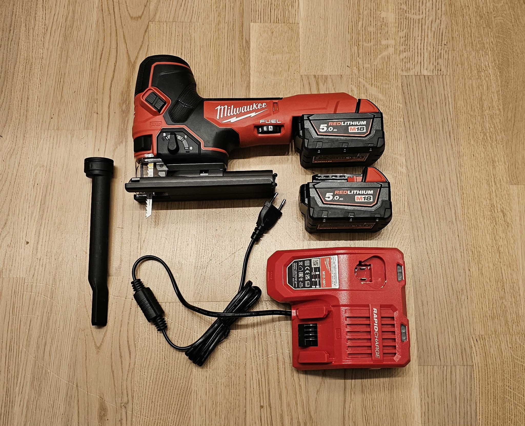 Sladdfri kraftfull sticksåg milwaukee m18 fuel + 2 st 5ah batterier, laddare & blad