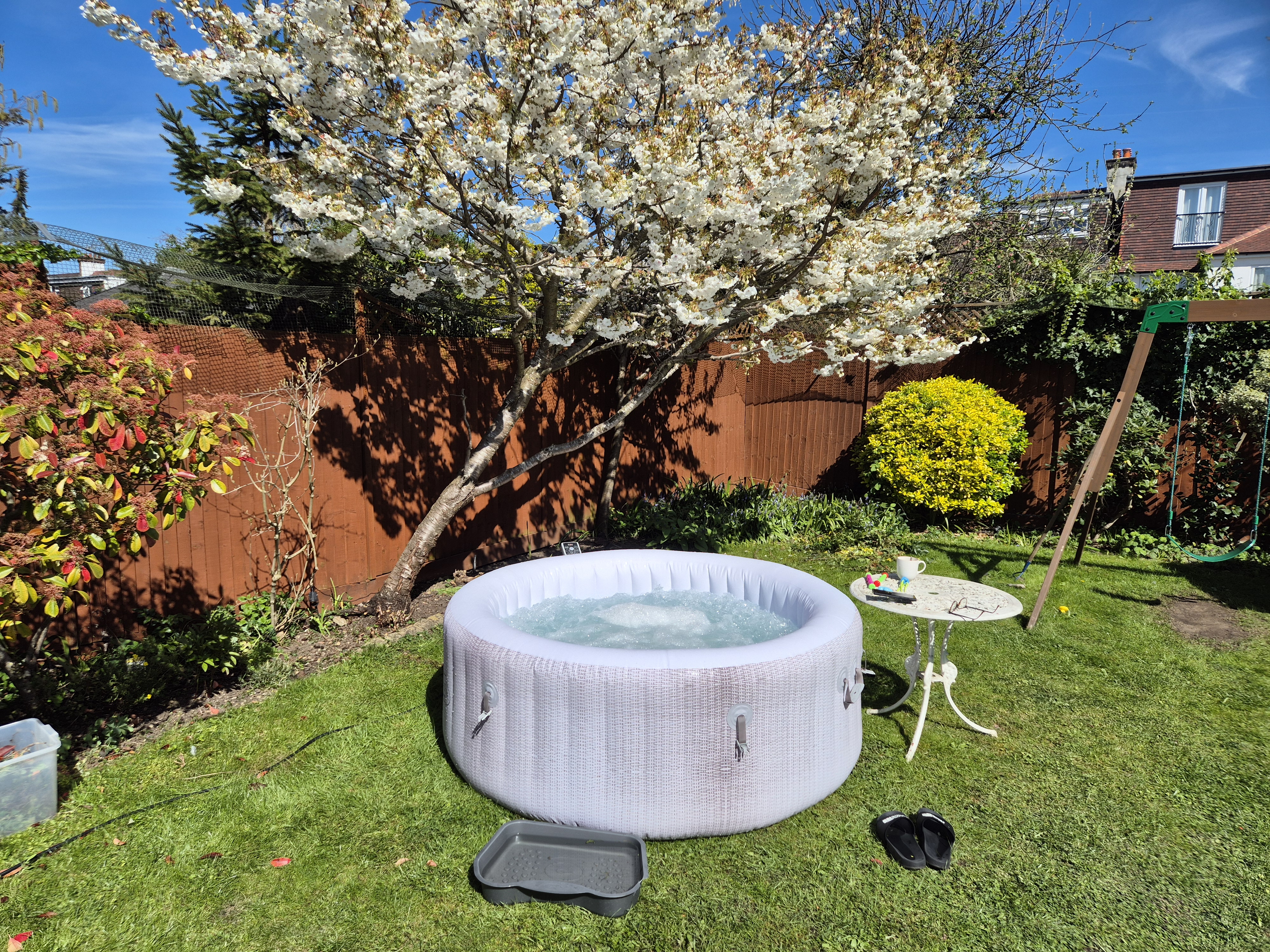 Jacuzzi  hot tub lay-z-spa cancun airjet 4 person - 3 day hire for one day price