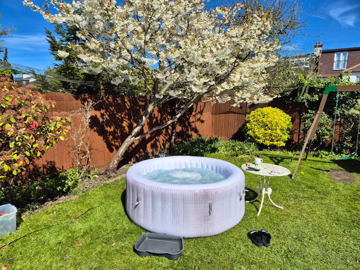 Jacuzzi hot tub lay-z-spa cancun airjet 4 person - 3 day hire for one day price