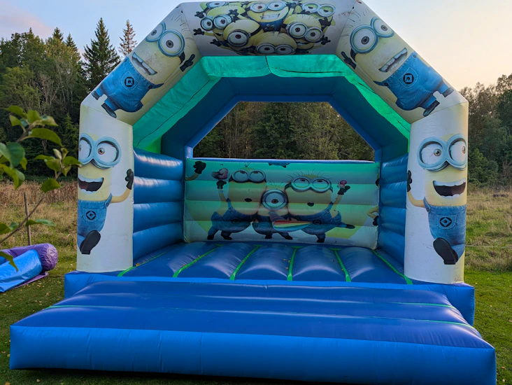 Hoppborg – 5x5 meter (minions-tema)