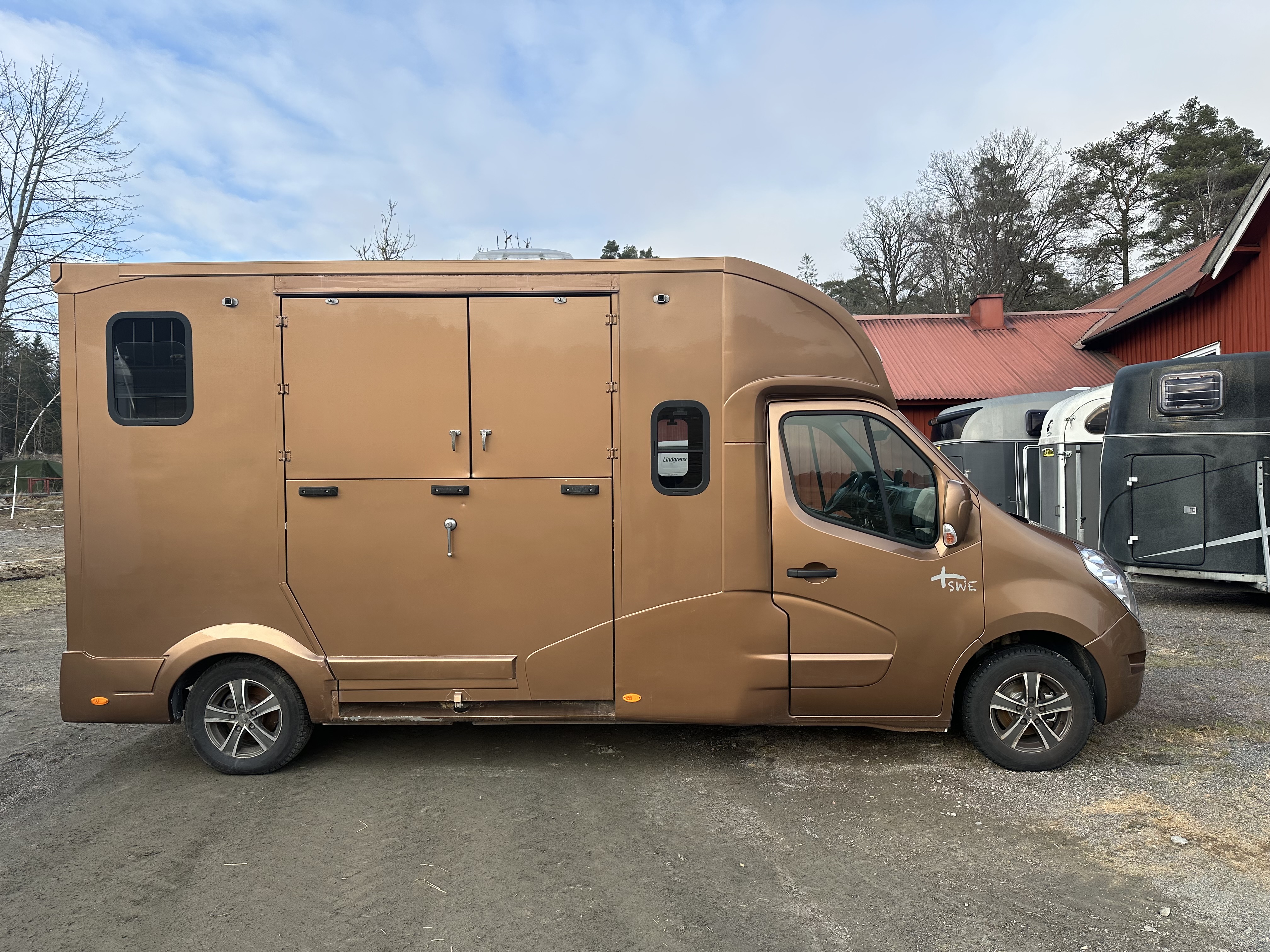 Hästlastbil b-kort renault master, många fria mil ingår