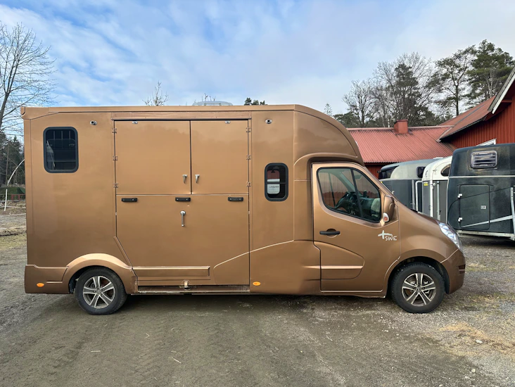 Hästlastbil b-kort renault master, många fria mil ingår