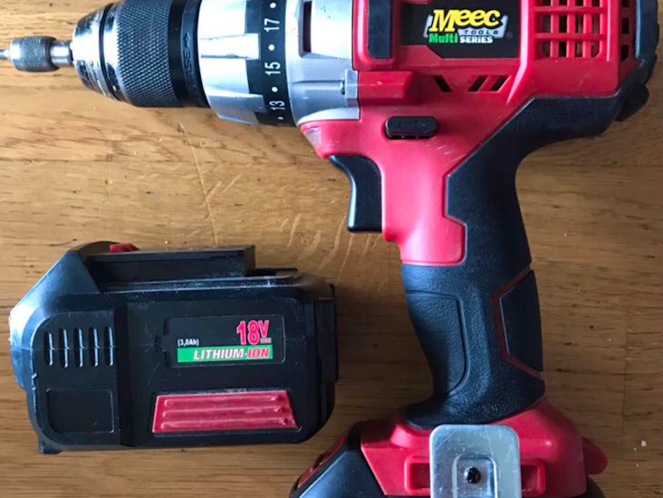 Skruvdragare med två batterier