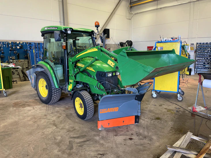 Kompakt traktor med frontlastare