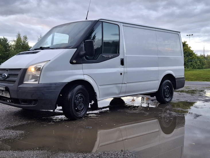Ford transit -12 – rymlig flyttbil, nyckelfri & smidig uthyrning