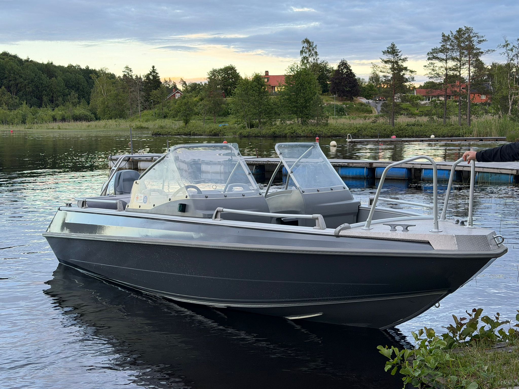 Stabil og lettkjørt buster xl leies ut til fiske, utflukter og vannsport.
