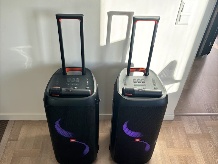 1 eller 2 trådlösa jbl-310 högtalare (mikrofoner finnes)