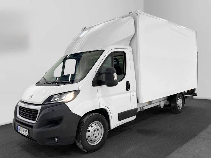 Flyttbil peugeot boxer med bakgavellift