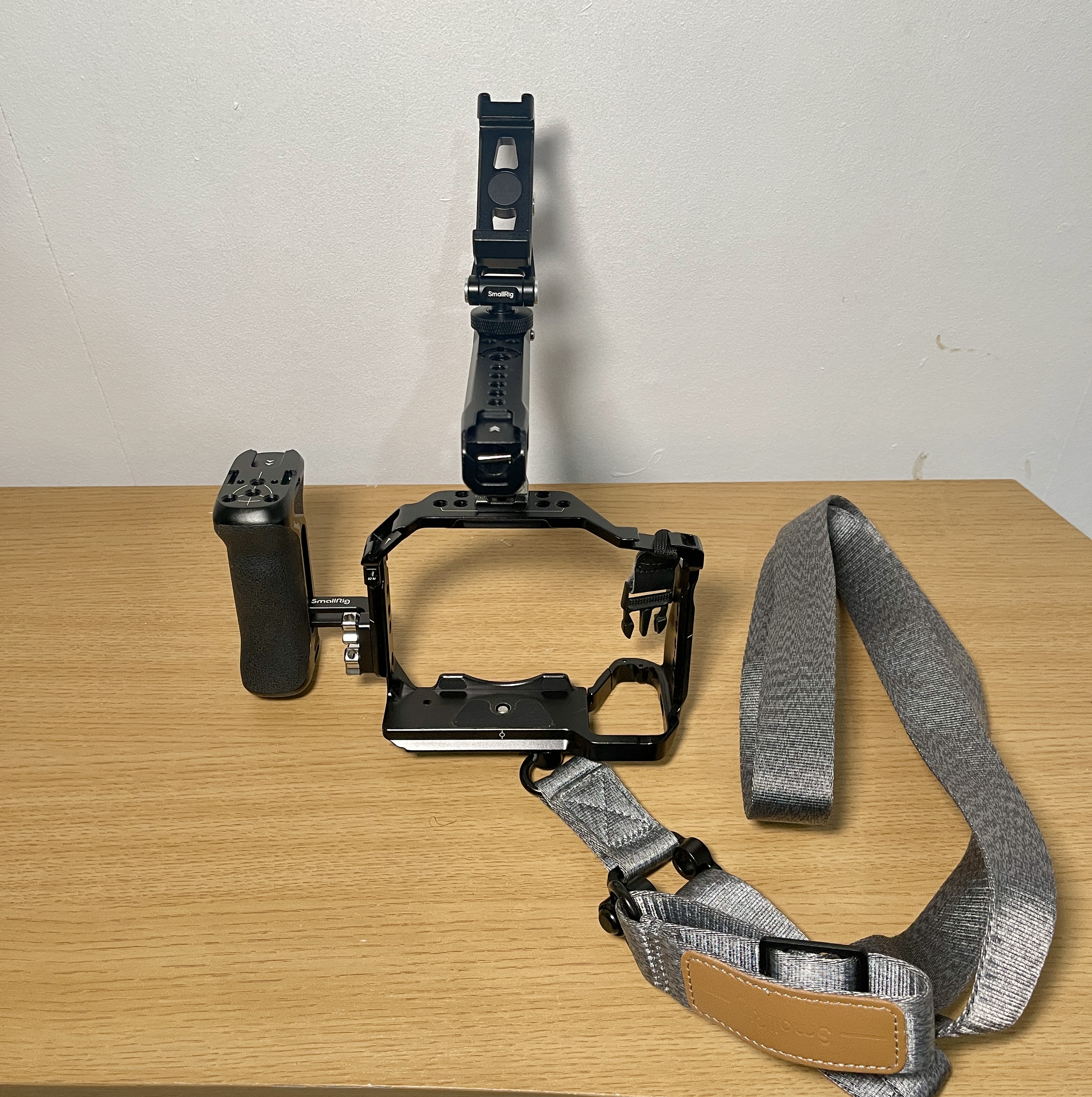Smallrig cage for sony a7iv, a7iii, a7siii + top handle, side grip, and strap