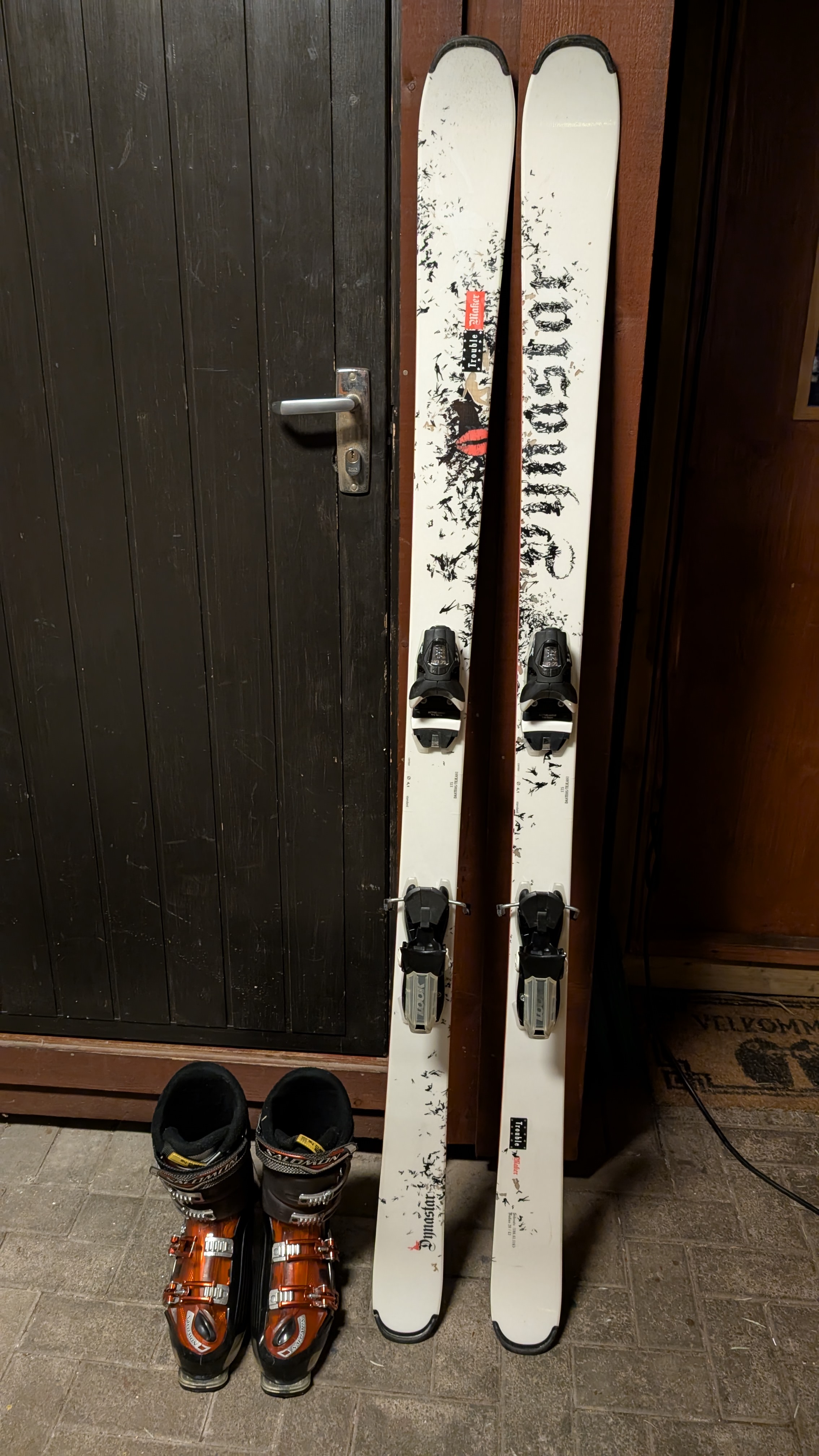 Twin tip slalomski med sko