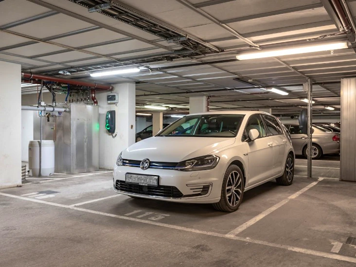 Parkeringsplass med elbillader på hasle