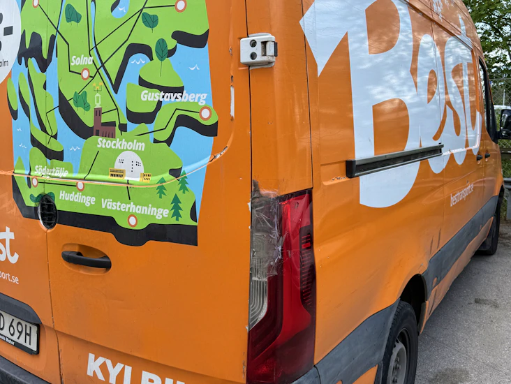 🚐 smidig & rymlig skåpbil uthyres – dragkrok, backkamera & ramp!