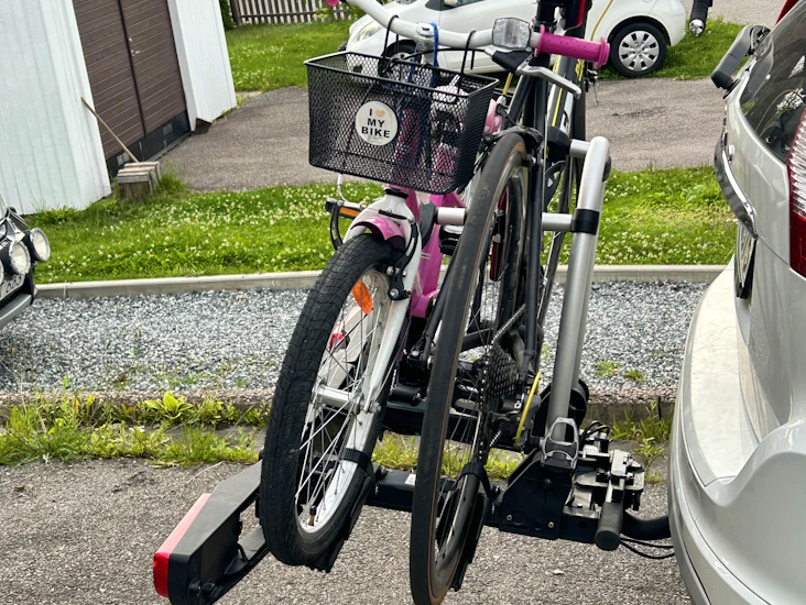 Universal cykelhållare fällbar för två cyklar