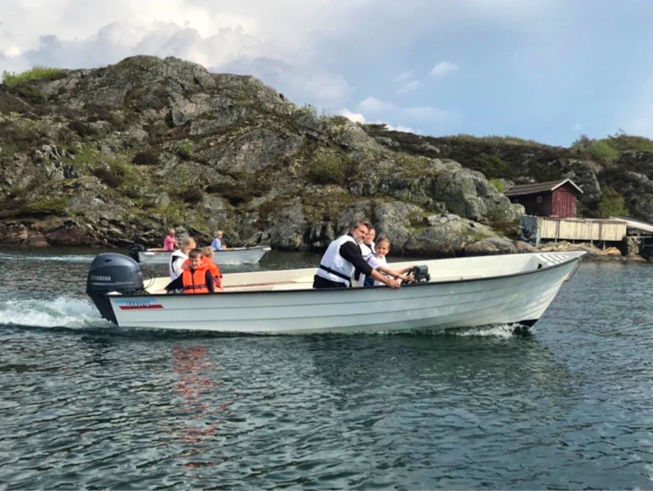 Stor rymlig styrpulpet båt