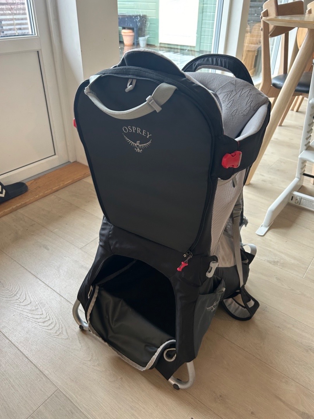 Osprey poco premium bæremeis med regntrekk