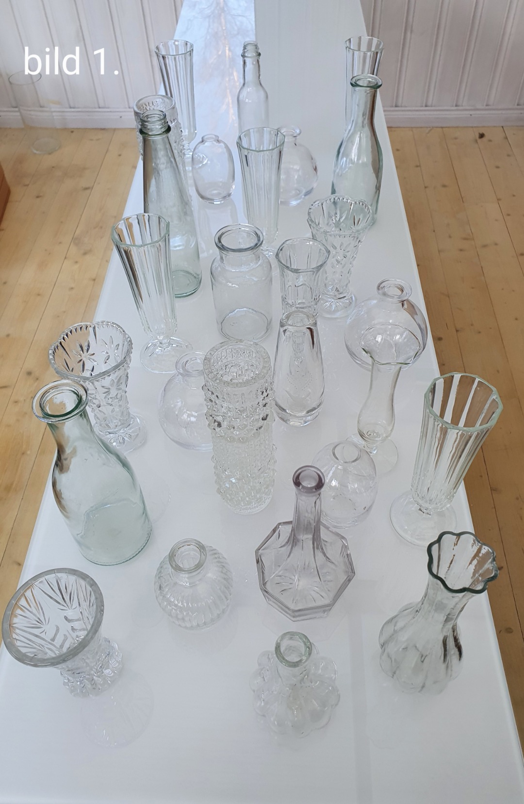 Små vaser och flaskor till festdukningen