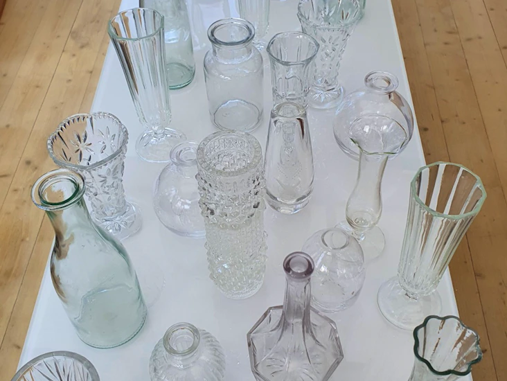 Små vaser och flaskor till festdukningen