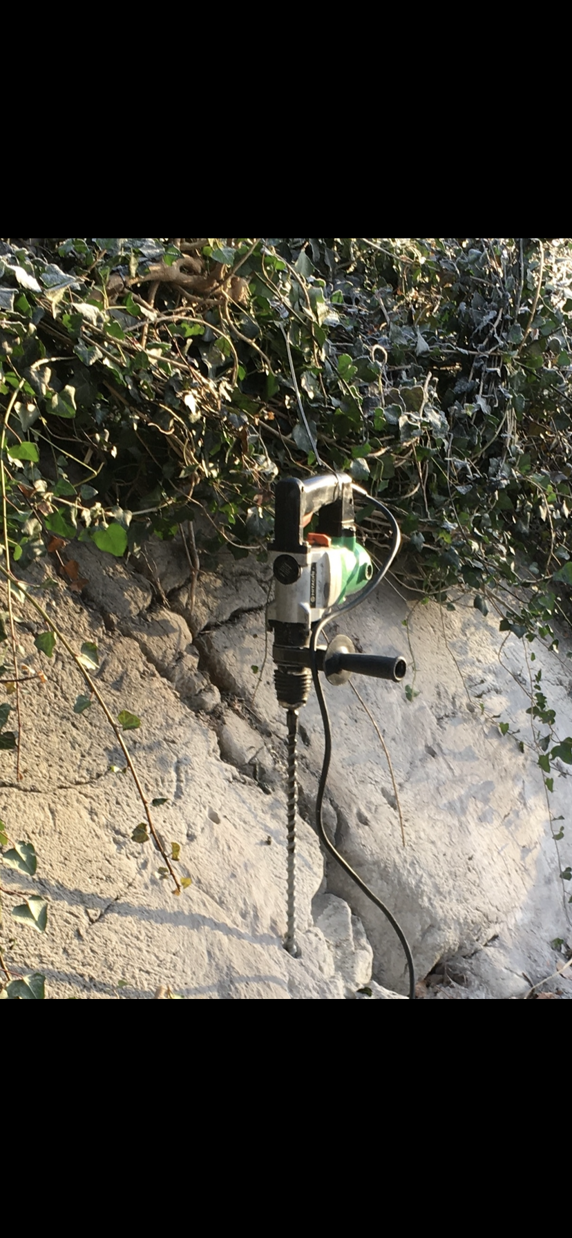 Kraftfull slagborrmaskin inkl långa betongborrar