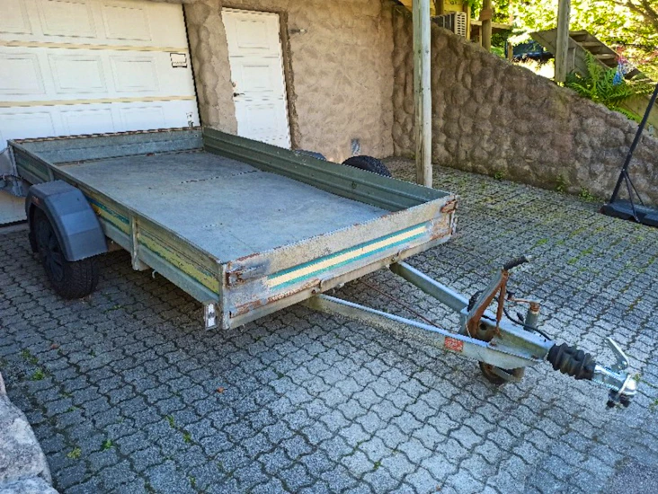 Stort släp med hög lastförmåga