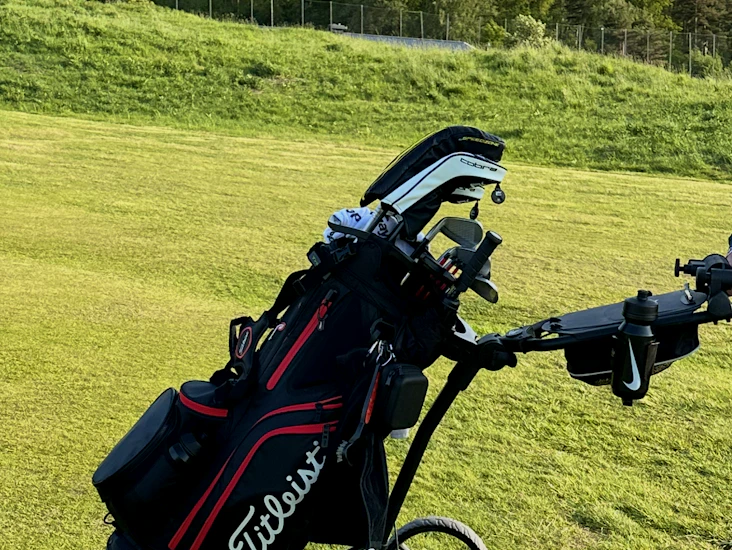 🏌️♂️ uthyres: smidig golfvagn med handbroms & paraplyhållare