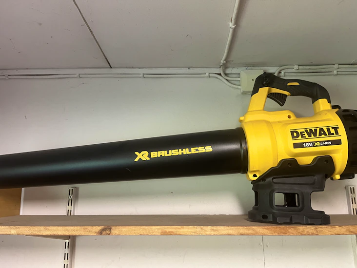 Akkukäyttöinen lehtipuhallin / batteridriven lövblåsare dewalt dcm562