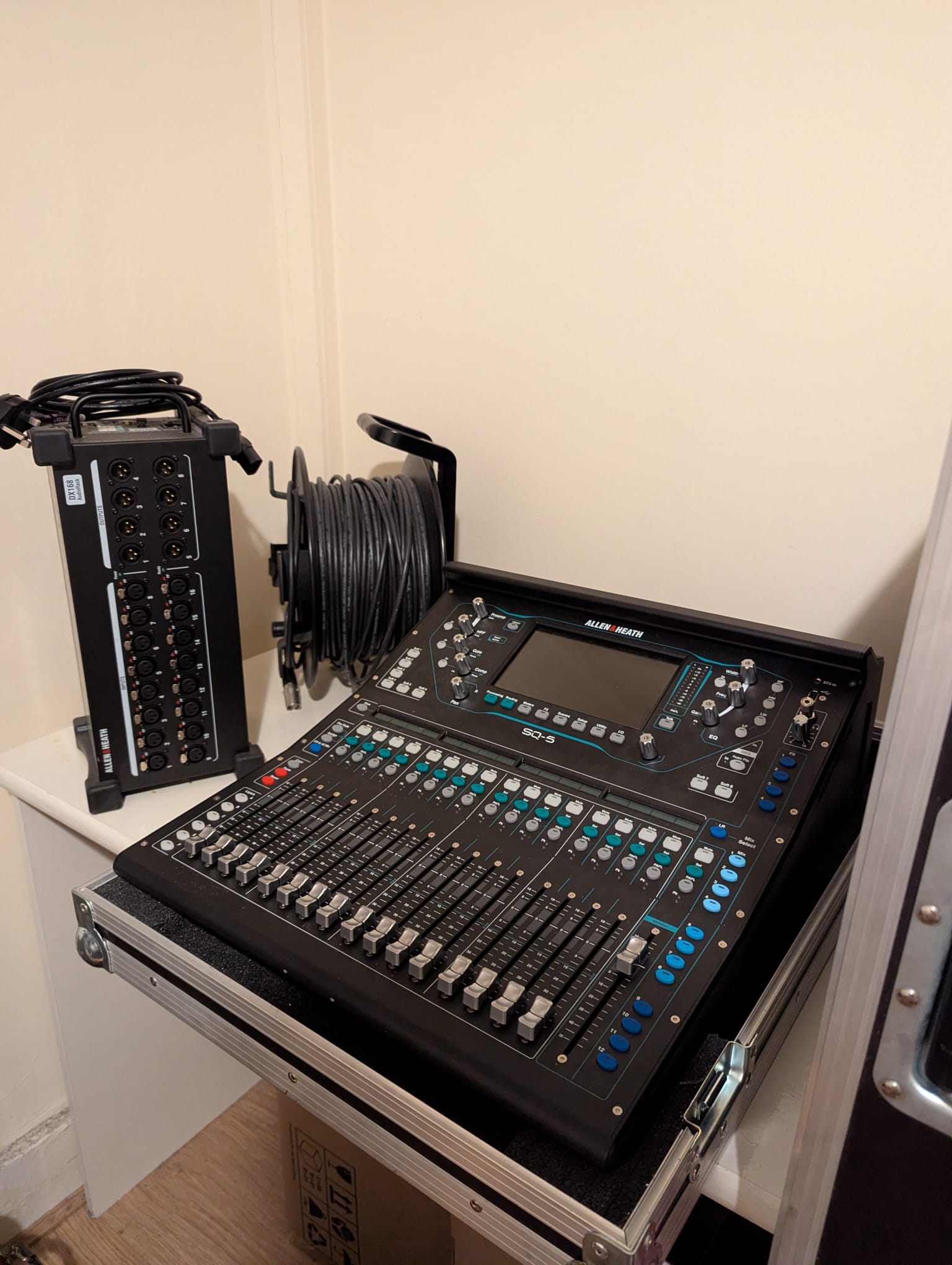 Allen and heath sq5 and dx168 stagebox + 50m cat5e reel