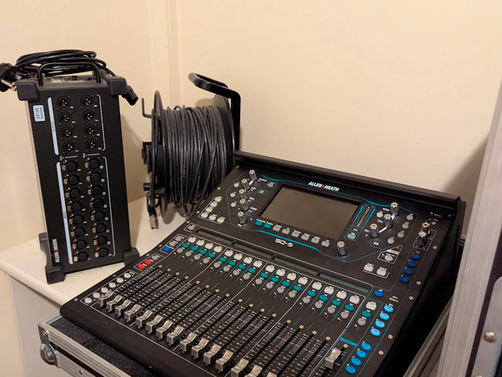 Allen and heath sq5 and dx168 stagebox + 50m cat5e reel