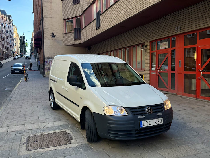 Hyr vår volkswagen caddy maxi skåpbil