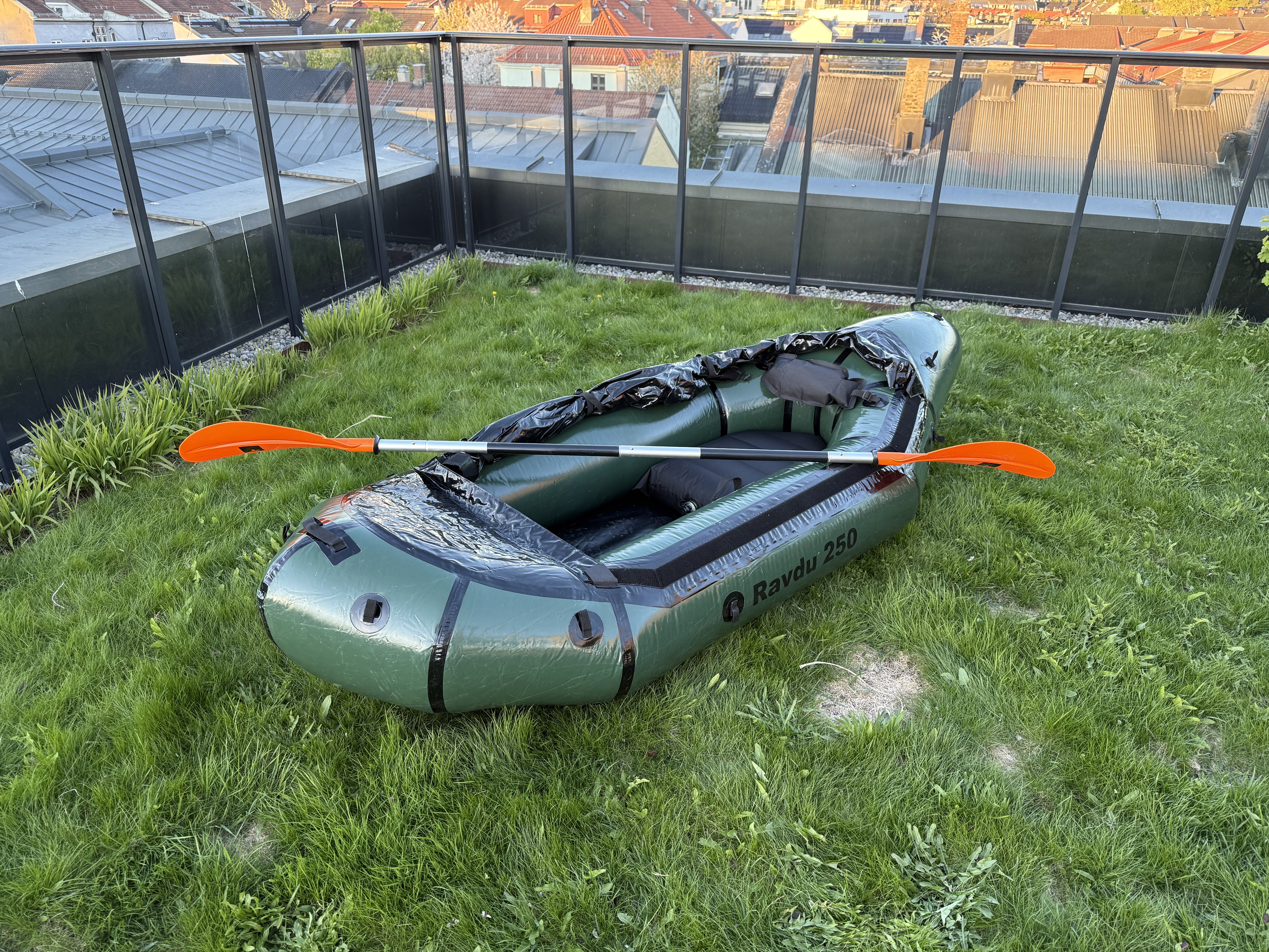 Packraft med avtakbart spruttrekk og redningsvest