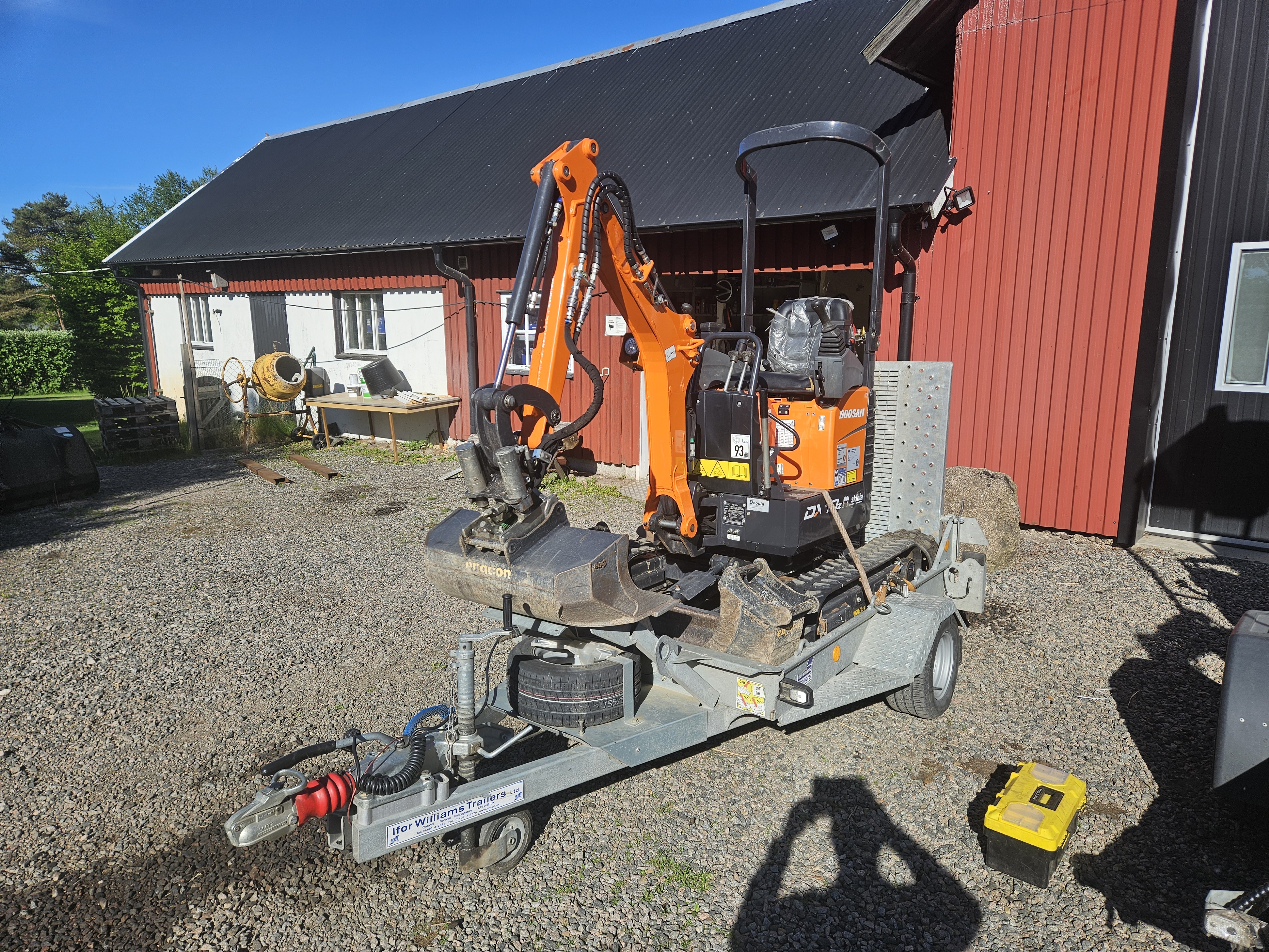 Grävmaskin 1,2 ton på släpvagn uthyres.