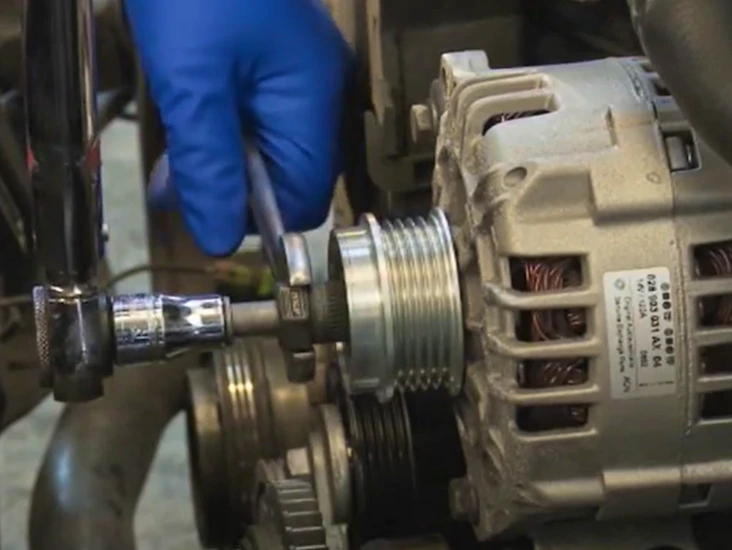 Laturin vapaakytkimen ja hihnapyörän irrotus- / asennustyökalu