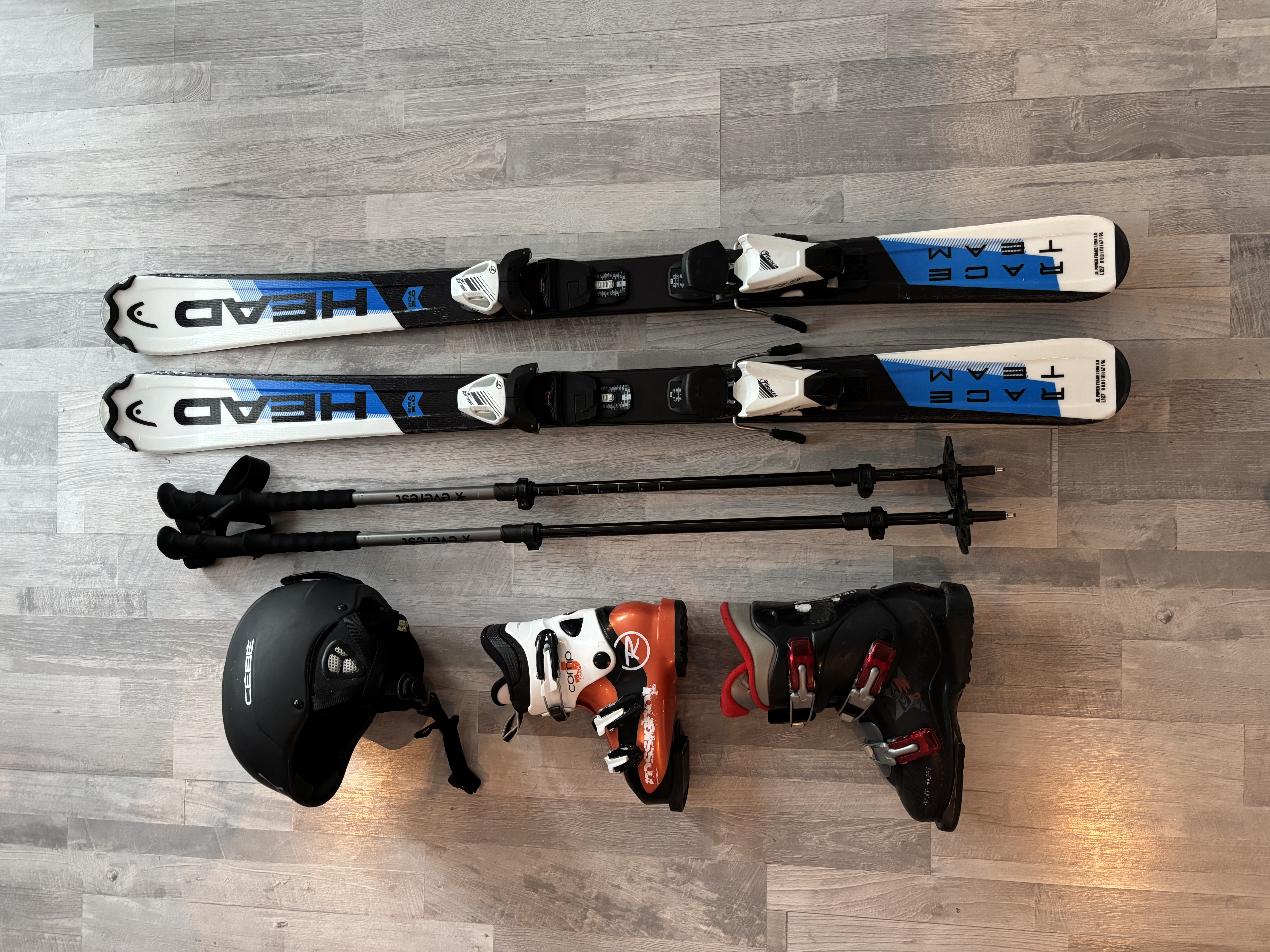 Skidor, pjäxor, stavar och hjälm barn